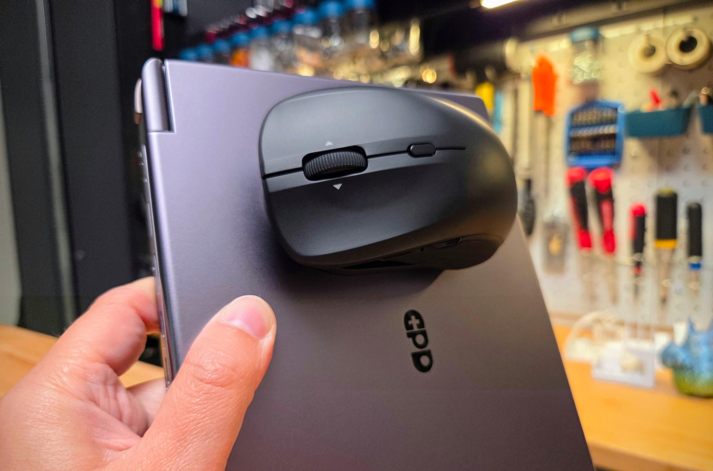 ESR MagMouse: Mouse Magnetik Praktis untuk Laptop dengan Docking Pad Khusus