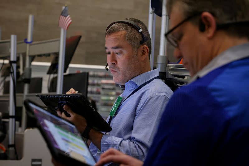 Dampak Kebijakan Tarif Trump: Pasar AS Rontok dan Risiko Resesi Meningkat