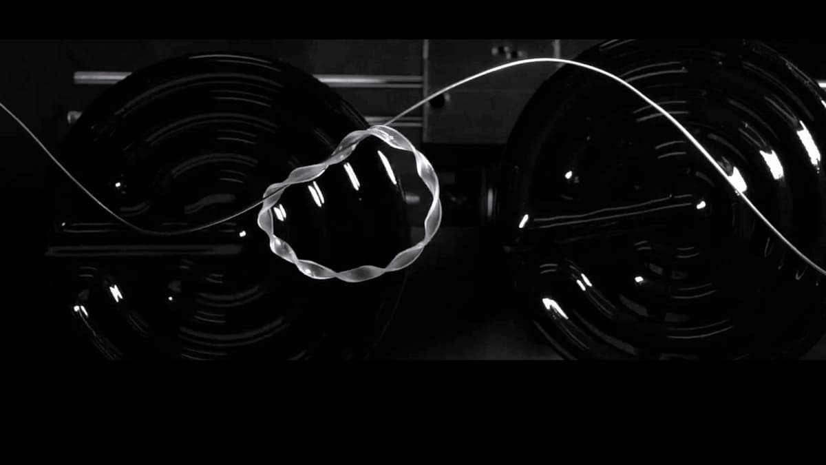 Robot Lunak Berdaya Cahaya Bisa Merangkak di Kabel dan Angkut Beban Berat