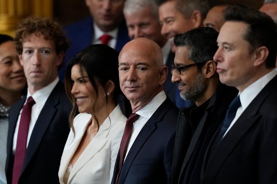 Amazon Tolak Tampilkan Dampak Tarif, Trump Panggil Jeff Bezos Langsung