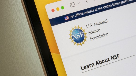 Pembekuan Dana NSF Mengancam Masa Depan Penelitian Ilmiah di AS