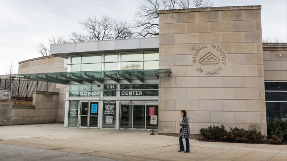 Kebijakan Baru NIH Hentikan Dana Penelitian Global, Bahayakan Proyek Kesehatan