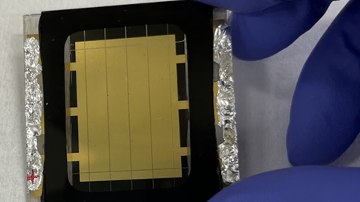 Lapisan Ionik Baru Meningkatkan Efisiensi dan Stabilitas Sel Surya Perovskite