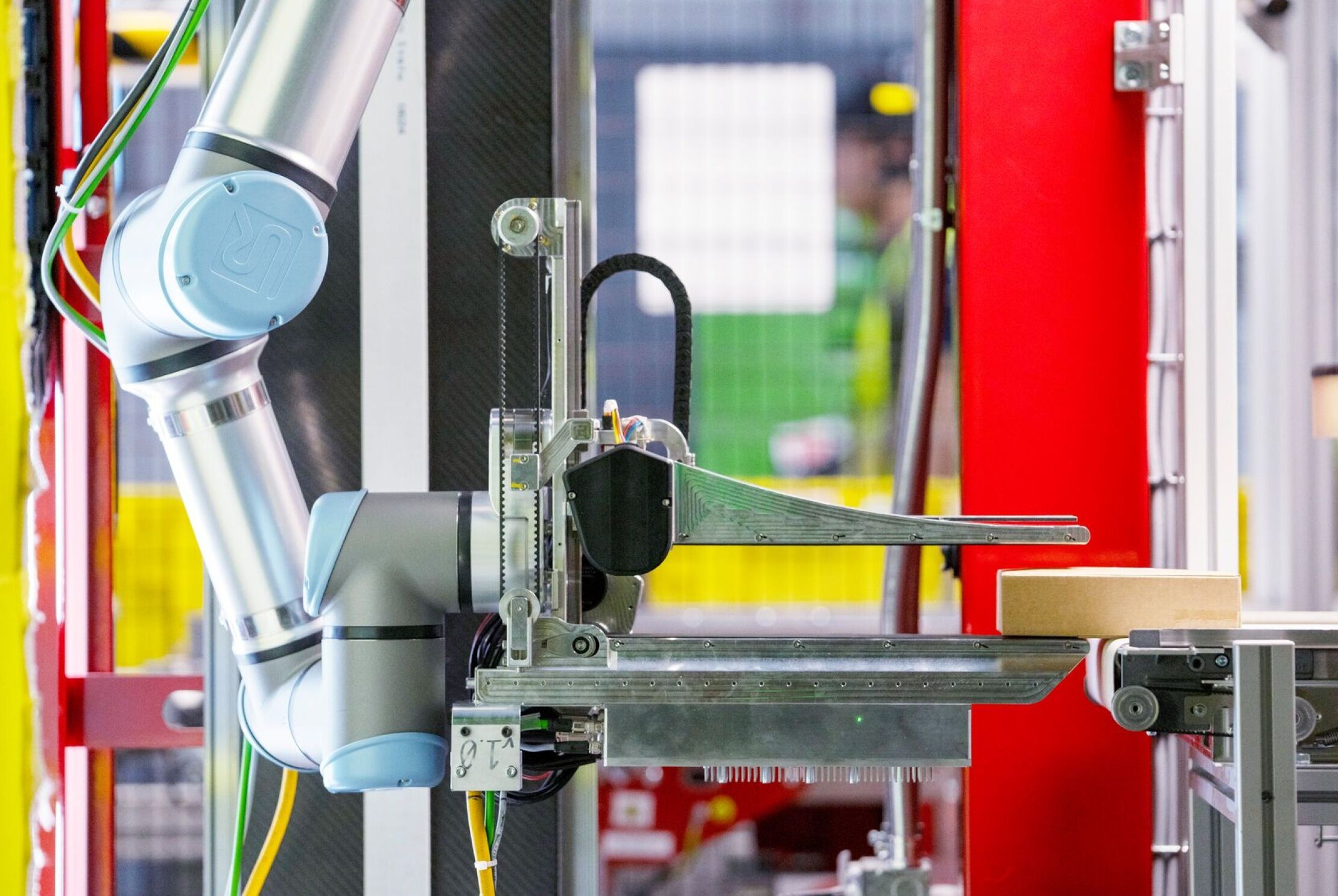 Amazon Kenalkan Robot Vulcan Berteknologi Sentuhan untuk Gudang Masa Depan