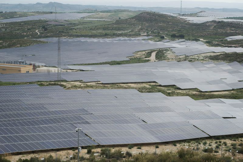 Perusahaan China Alihkan Produksi Panel Surya Untuk Hindari Tarif AS