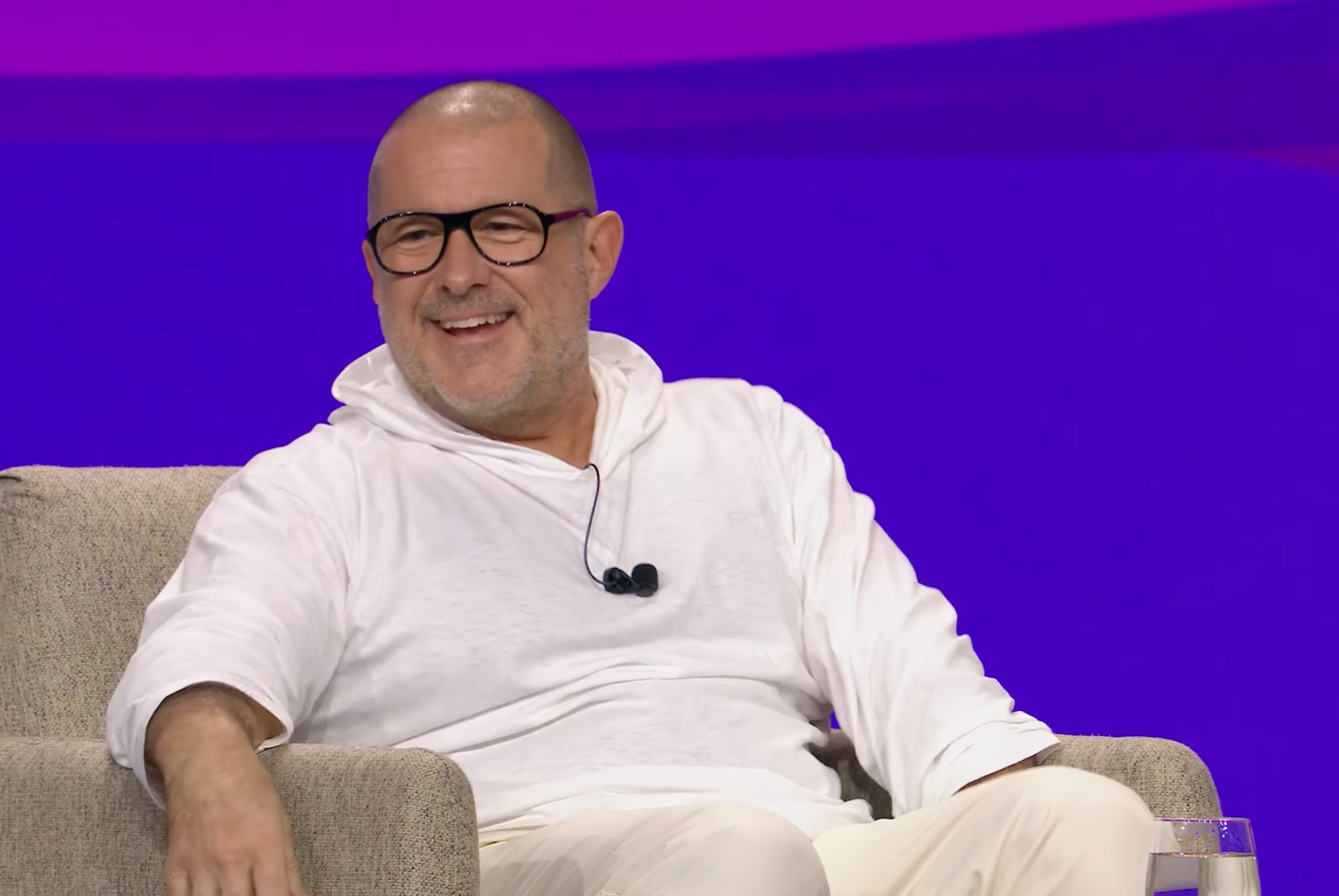 Jony Ive Bertanggung Jawab atas Dampak iPhone dan Garap Perangkat AI Baru