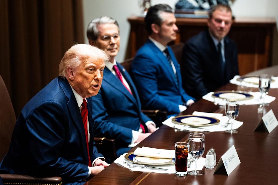Makan Malam Eksklusif Trump dan Kontroversi Memecoin yang Menghebohkan Dunia