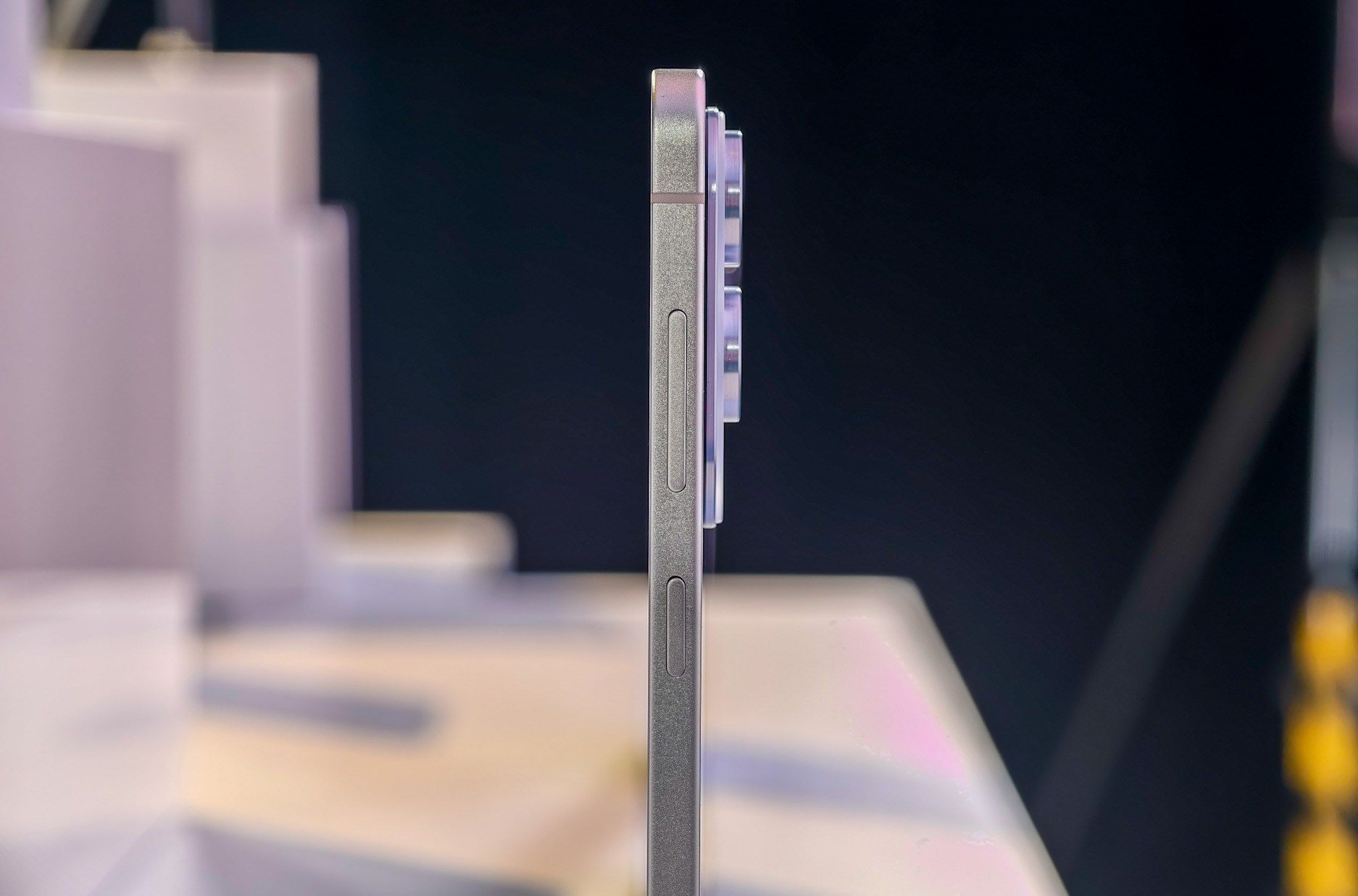 Galaxy S25 Edge: Ponsel Samsung Tipis dan Ringan dengan Kompromi Kamera dan Baterai