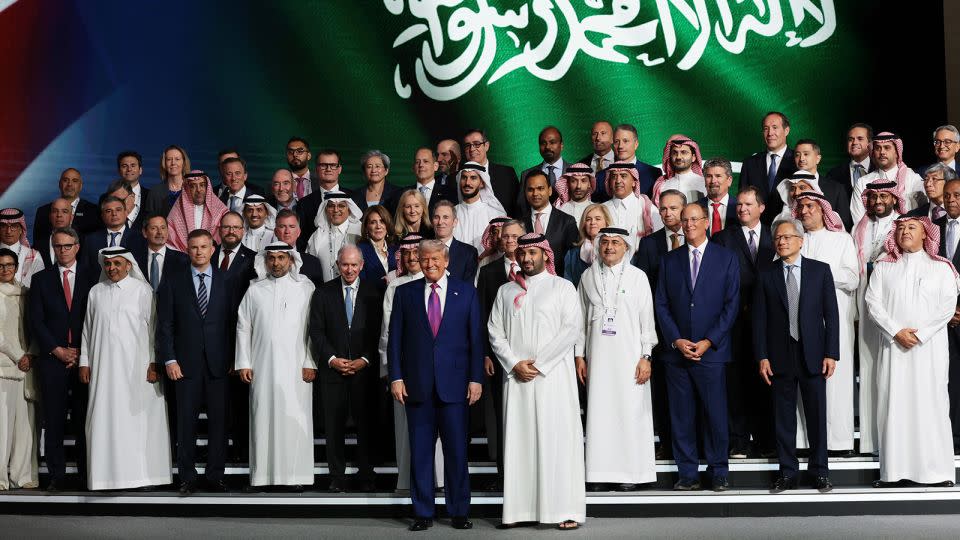 Trump bawa CEO AS tandatangani kesepakatan Rp 9.87 quadriliun ($600 miliar)  chip AI di Saudi