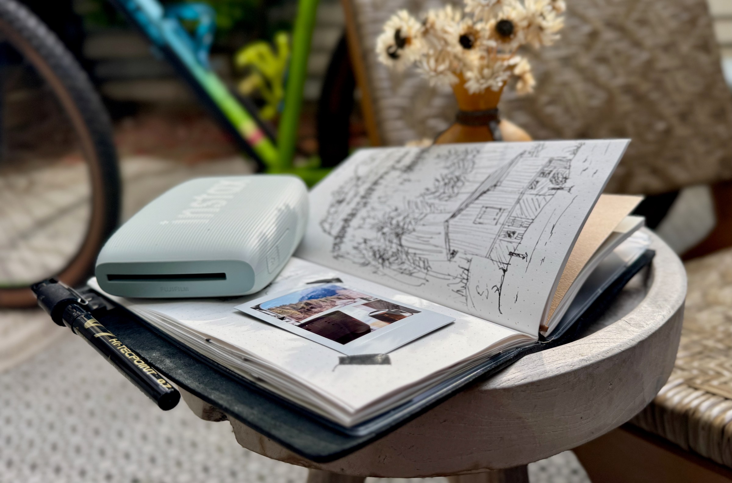 Membuat Jurnal Perjalanan Otentik: Kombinasi Pena, Kertas, dan Foto Instan