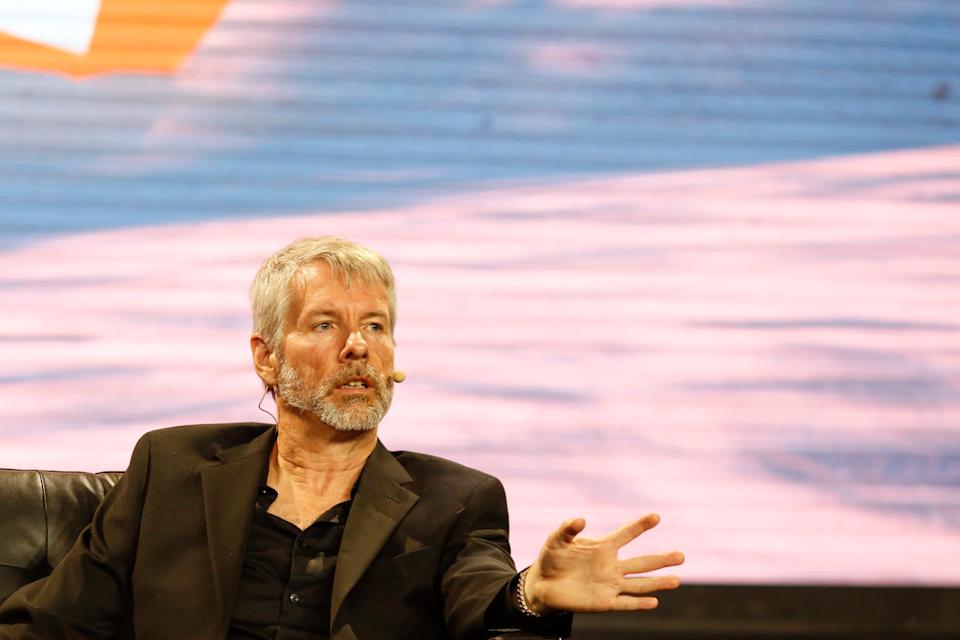 Strategi MicroStrategy Akuisisi Bitcoin: Antara Peluang dan Risiko Besar