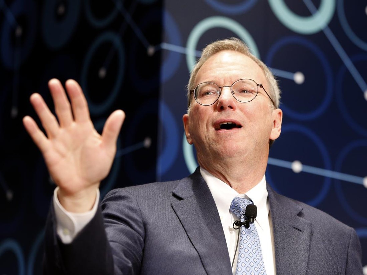 Eric Schmidt Ingin Bangun Pusat Data Raksasa di Orbit Bumi Pakai Energi Matahari