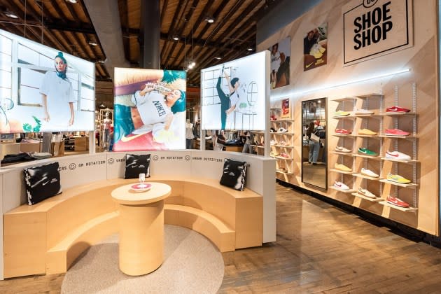 Urban Outfitters dan Nike Ciptakan Pengalaman Belanja Kekinian untuk Gen Z