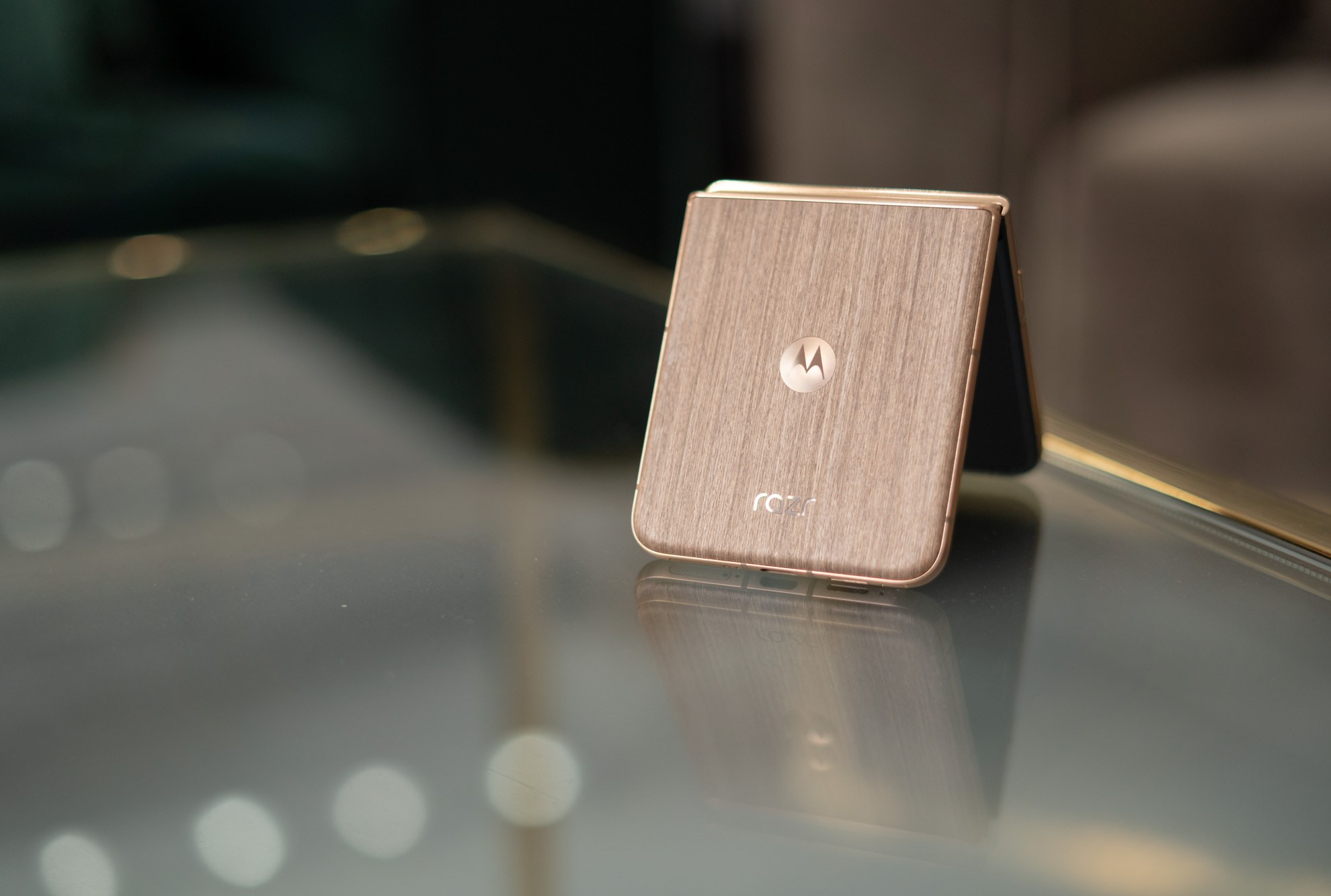 Motorola Razr Ultra 2025: Flip Phone Cantik dengan Performa Kuat, Tapi Belum Ultra