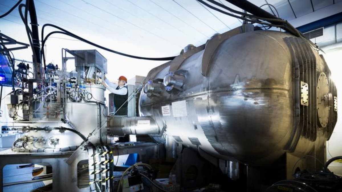 Penemuan Pulau Fisi Asimetris di Isotop Berat Membuka Wawasan Baru Fisika Nuklir