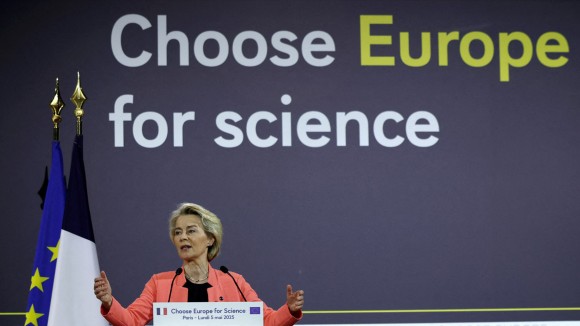 Negara-negara Dunia Tarik Ilmuwan AS Karena Kebijakan Trump Memotong Riset