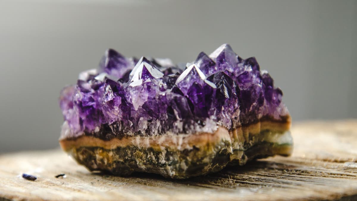 Kristal Warna-Ubah untuk Deteksi Cepat Polutan Naphthalene yang Ramah Lingkungan