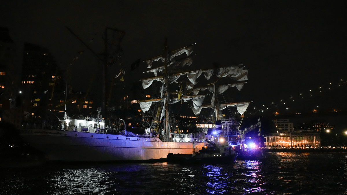 Kapal Layar Militer Meksiko Tabrak Jembatan Brooklyn, 2 Tewas dan Banyak Luka