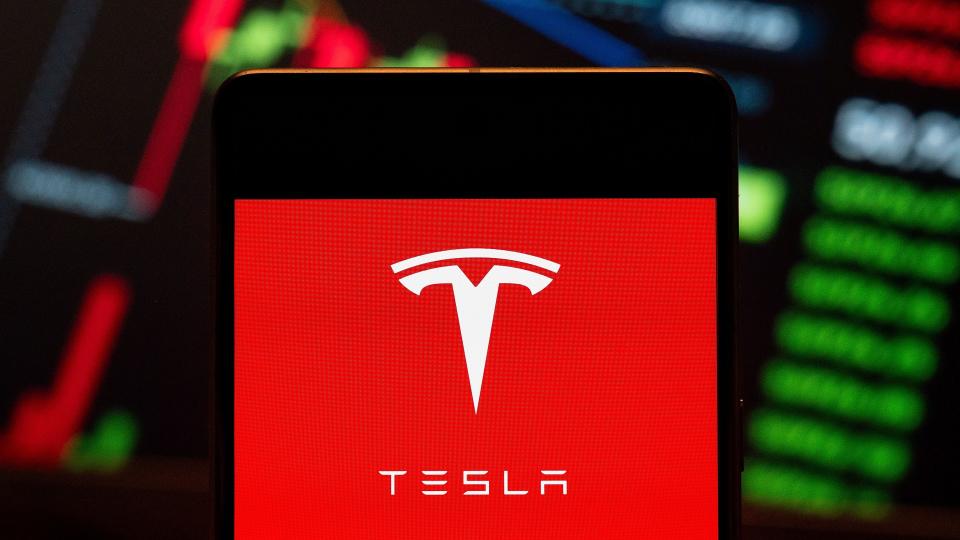 Penjelasan Mudah Tentang Naik Turun Saham Tesla untuk Investor Pemula