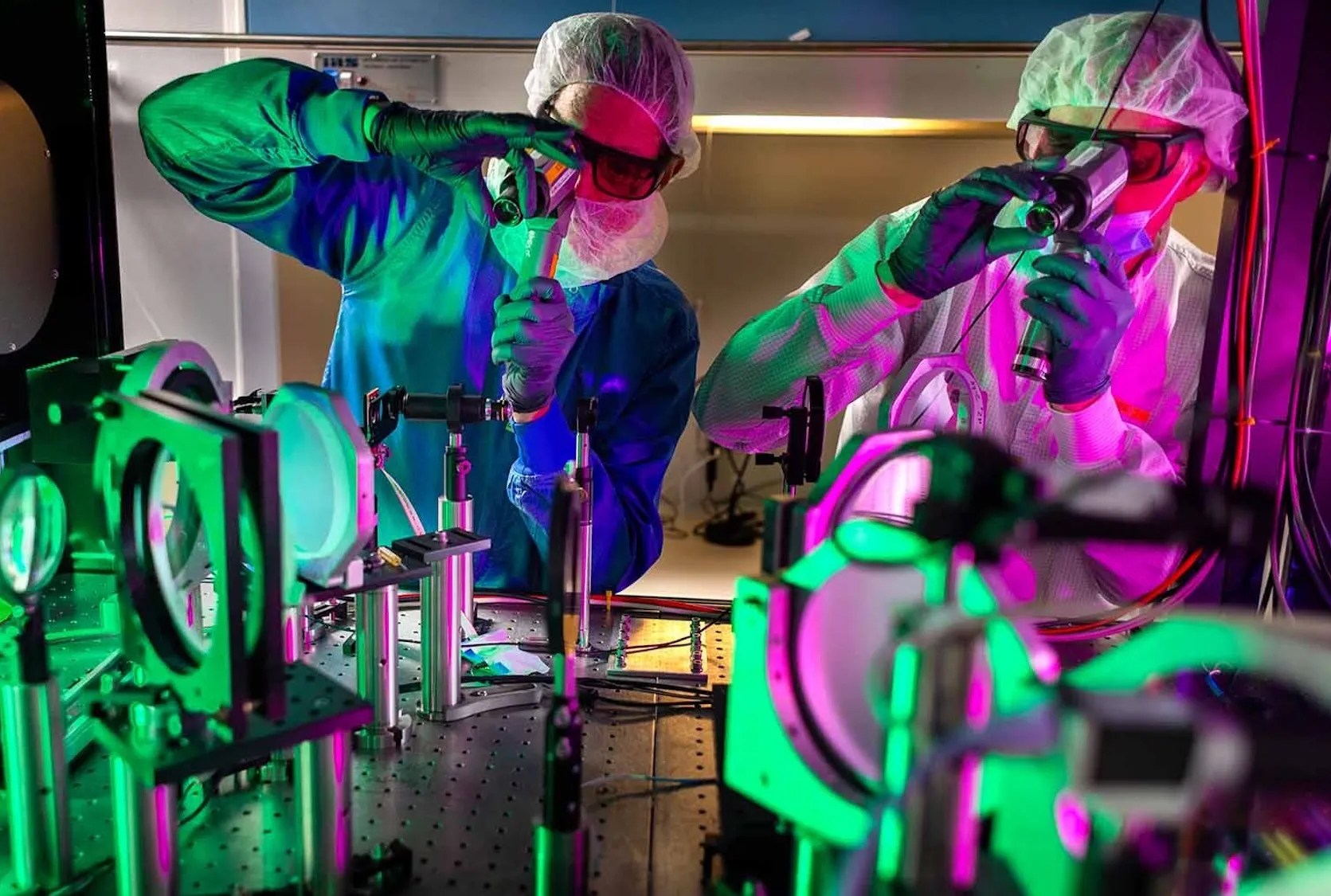 ZEUS: Laser Paling Kuat di AS dengan Tenaga 2 Petawatt Untuk Penelitian Canggih