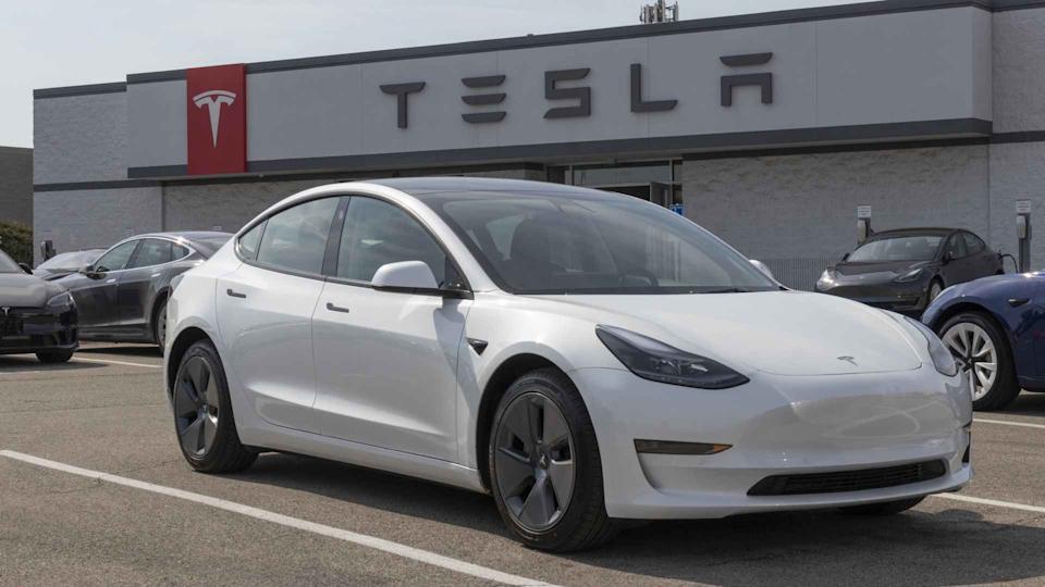 5 Cara Kreatif Menghasilkan Uang Pasif dari Mobil Tesla Anda