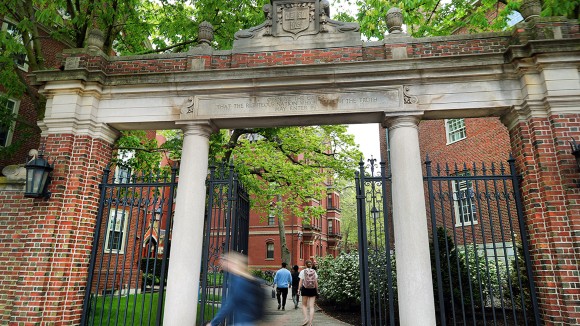 Pemotongan Dana Besar-besaran Pemerintah AS Hantam Riset Harvard