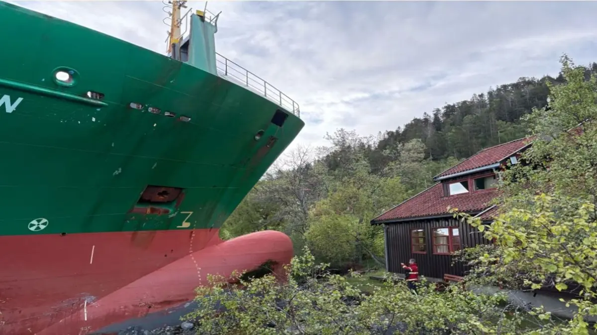Kapal Kontainer Raksasa Tabrak Rumah di Norwegia Karena Helmsman Tertidur