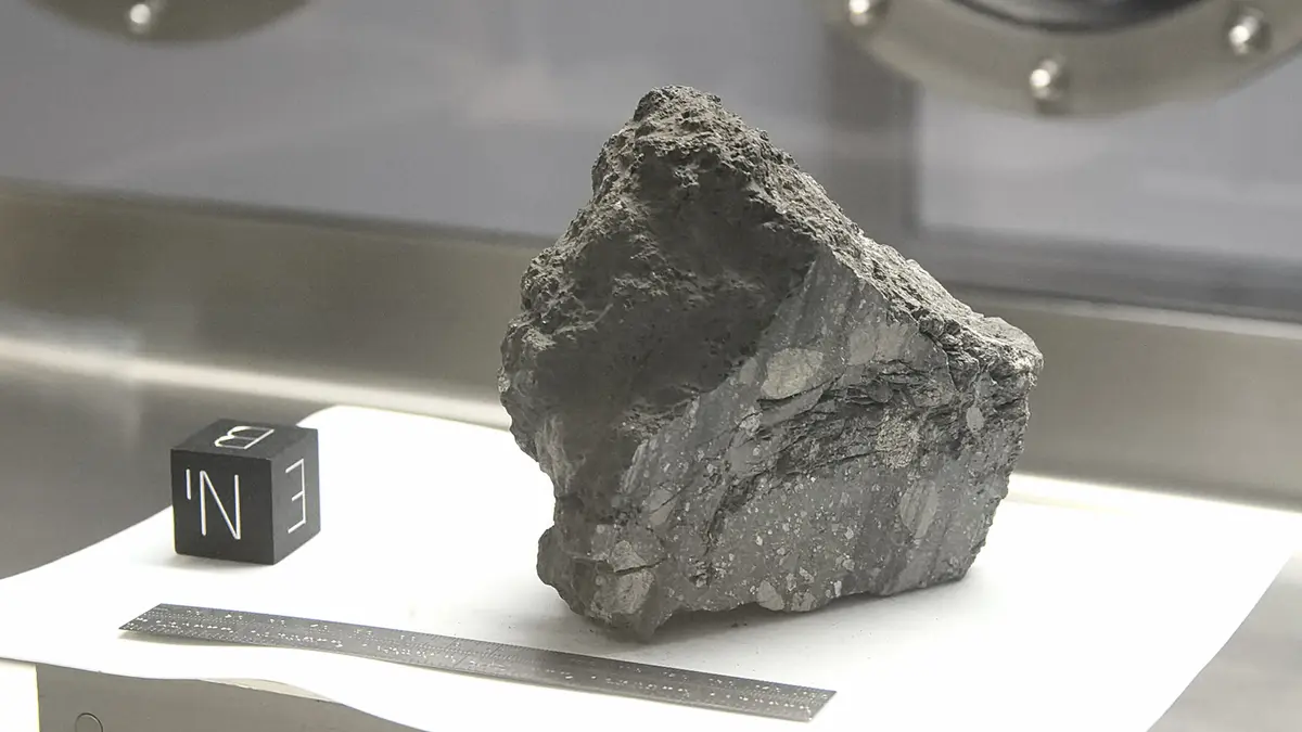 Mengungkap Misteri Magnet pada Batuan Bulan Melalui Dampak Asteroid dan Medan Magnet Purba