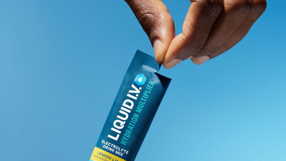 Liquid I.V. dan Tren Minuman Hidrasi: Solusi untuk Dehidrasi Kronis yang Tak Disadari