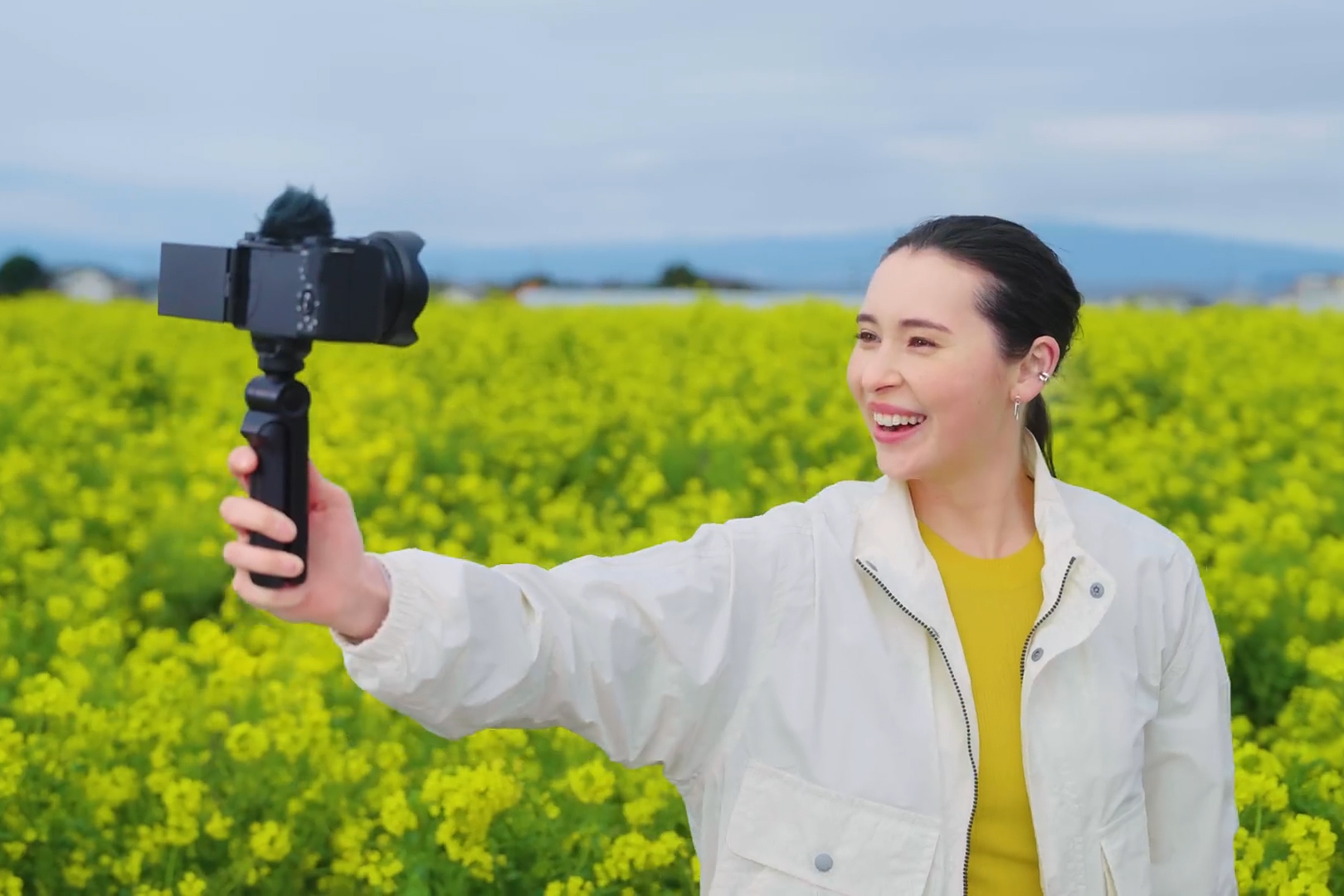 Sony Luncurkan Grip Kamera dengan Remote Wireless untuk Kreator Konten Solo