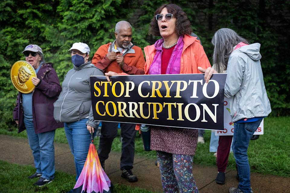 Kontroversi Makan Malam Eksklusif Trump untuk Pembeli Besar Koin Meme $TRUMP