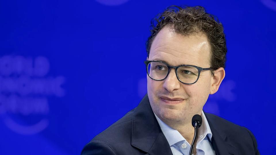 Dario Amodei dan Masa Depan AI: Inovasi, Tantangan, dan Prediksi Menarik