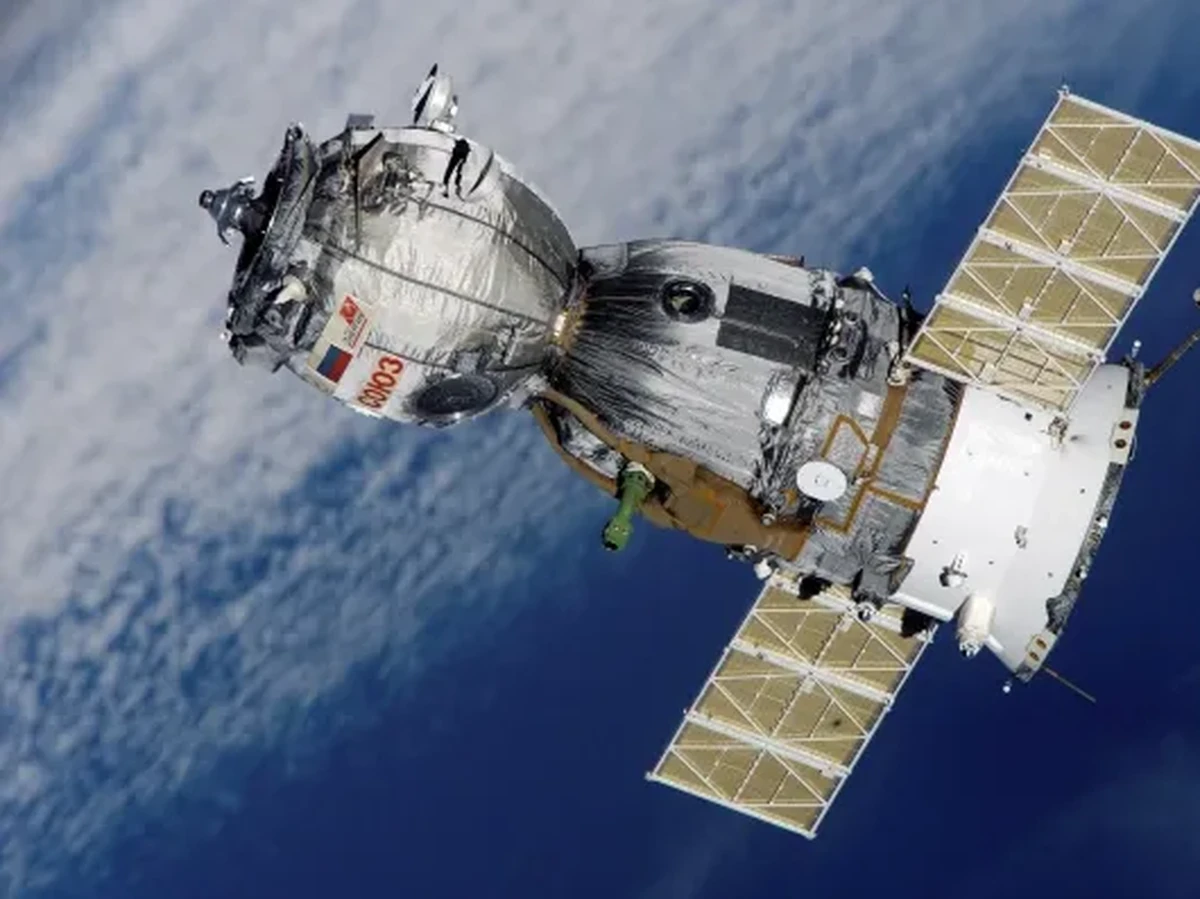 Mengapa Satelit Tidak Jatuh? Rahasia Kecepatan dan Orbit Bumi