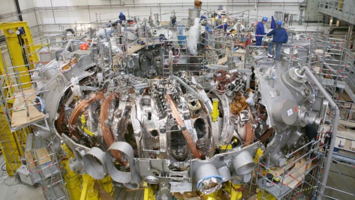 Desain Reaktor Fusi Stellarator Infinity Two Dekati Energi Listrik Masa Depan