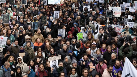 Ilmuwan Argentina Unjuk Rasa Tolak Pemangkasan Dana Riset Presiden Milei