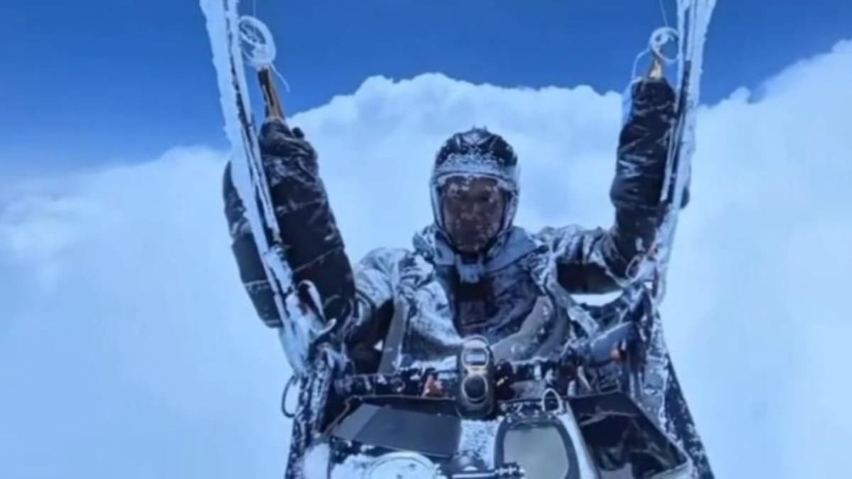 Paraglider China Terangkat 28.000 Kaki oleh Cloud Suck, Alami Kondisi Ekstrem