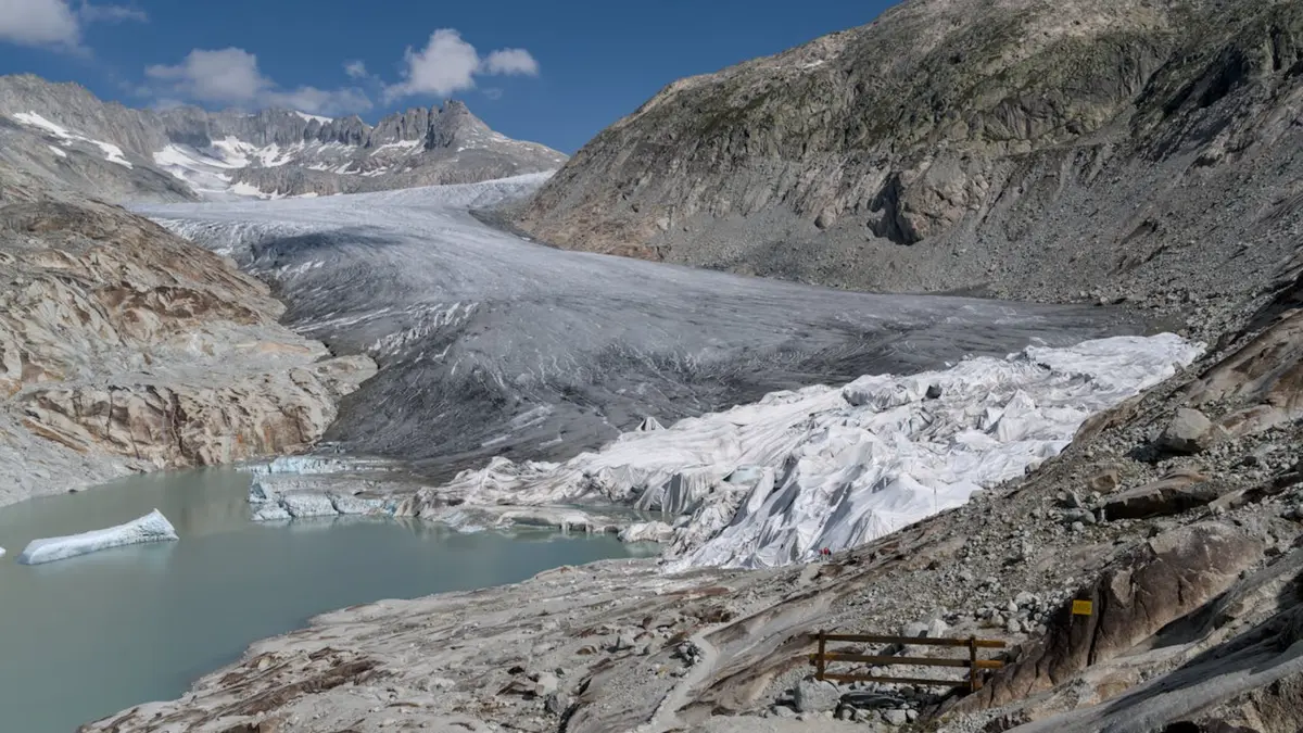 Dampak Perubahan Iklim Mempercepat Keruntuhan Glasier dan Ancaman Bagi Warga