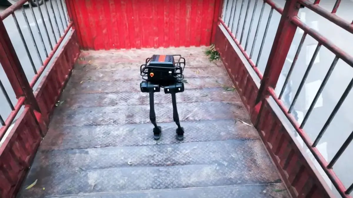 Robot Bipedal Tron 1 Tahan di Truk Bergerak dengan Keseimbangan Canggih