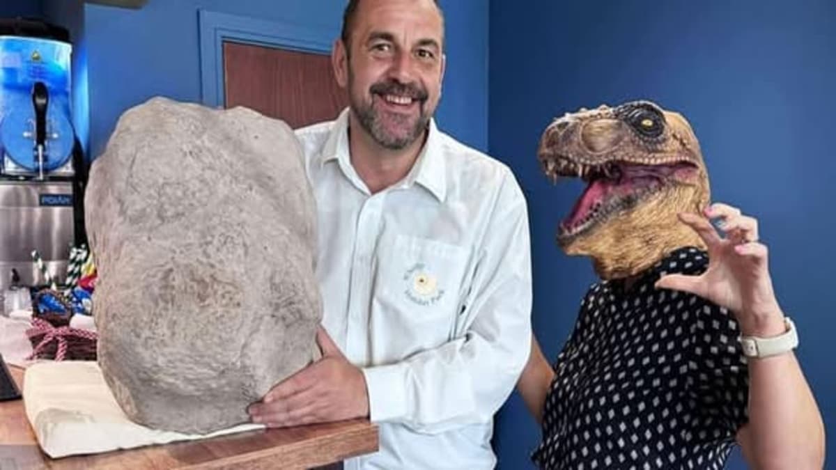 Penemuan Jejak Kaki Dinosaurus Besar di Saltwick Bay Membuka Jendela Sejarah