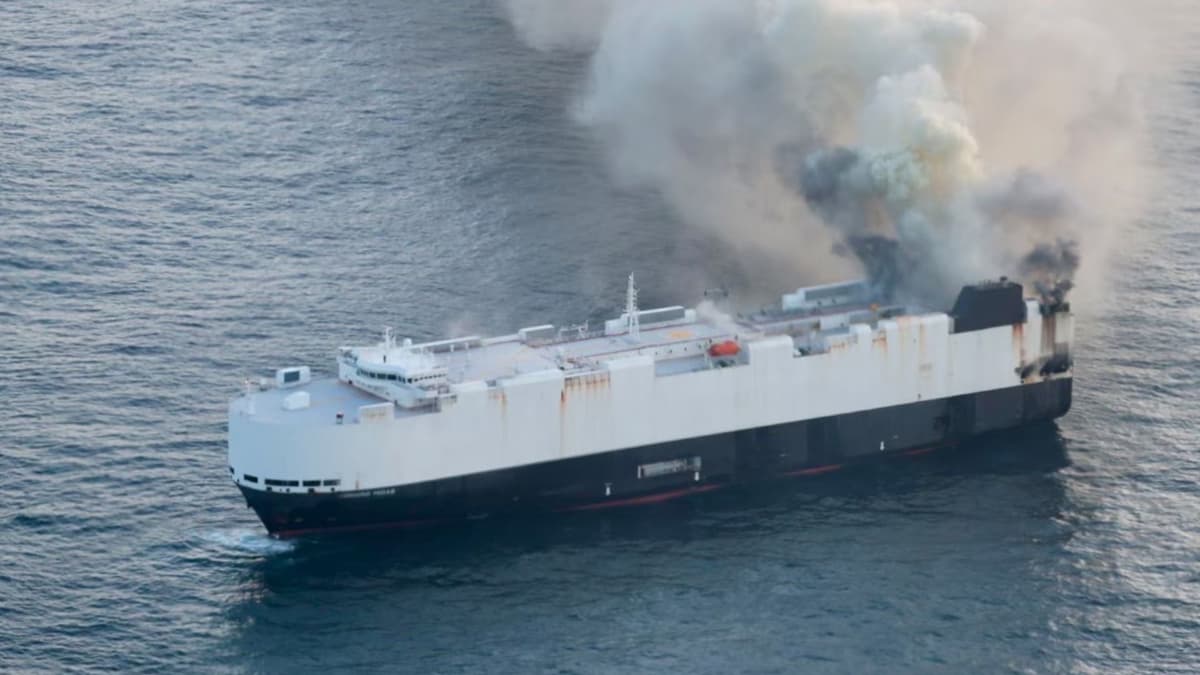 Kebakaran Kapal Morning Midas: Risiko Besar Pengiriman Mobil Listrik di Laut
