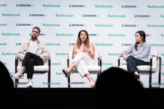 Strategi Sukses Perusahaan Baru di Industri AI yang Didominasi Raksasa