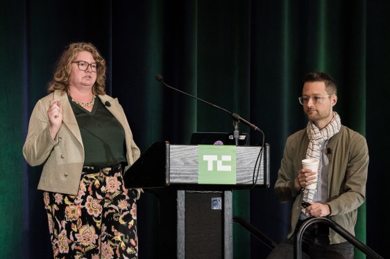 Cara Aman Gunakan AI Generatif di Kesehatan dan Keuangan Tanpa Cloud