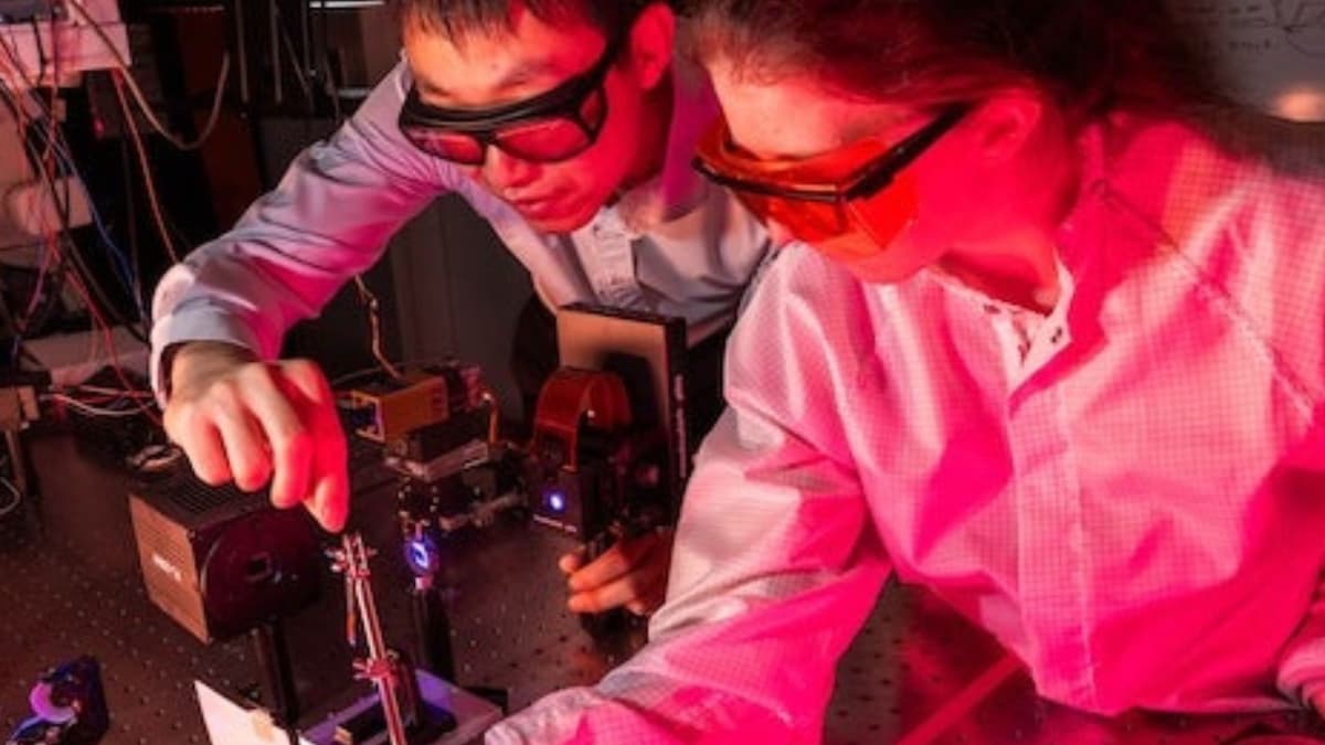 Robot Lengan Lunak Tanpa Kabel: Kendali Laser dan AI untuk Gerakan Fleksibel