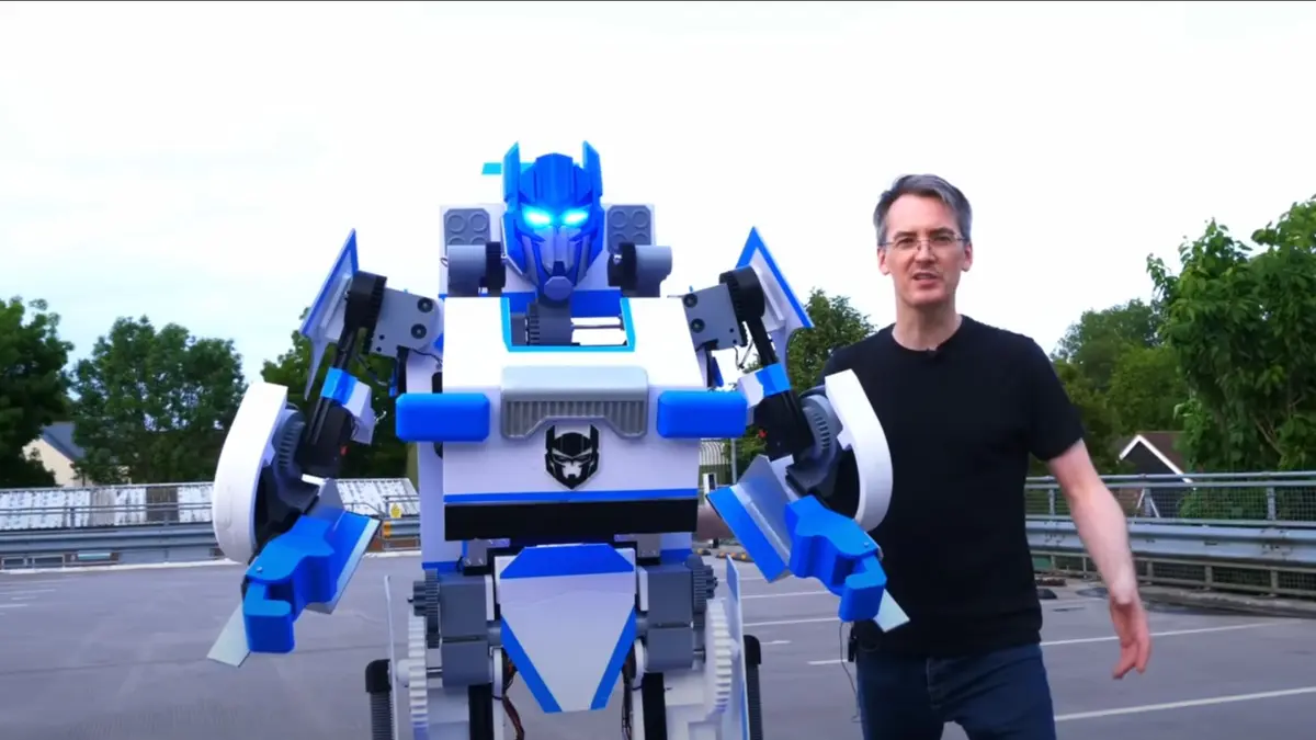 James Bruton Membuat Robot Transformer yang Bisa Dikendarai Layaknya Mobil Mainan