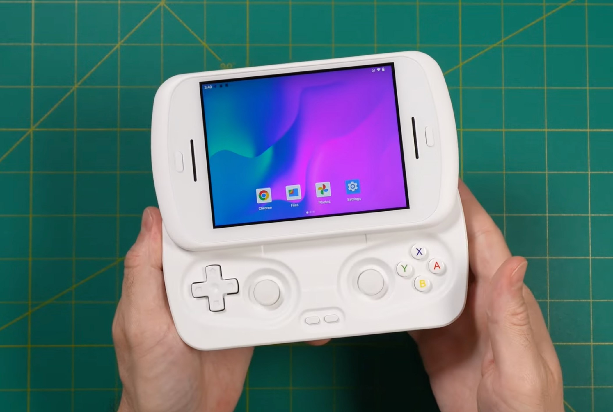 Kesan Awal Konsol RG Slide Anbernic: Layar Ciamik Tapi Ukuran Terlalu Besar