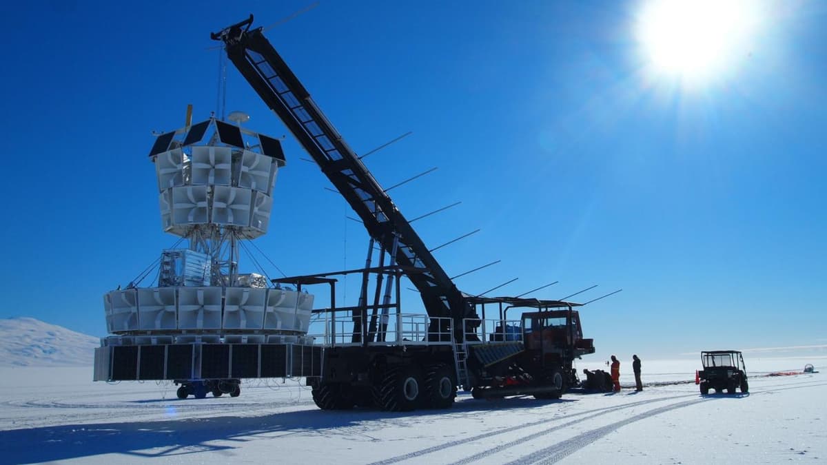 Sinyal Misterius dari Bawah Es Antartika Tantang Fisika Modern