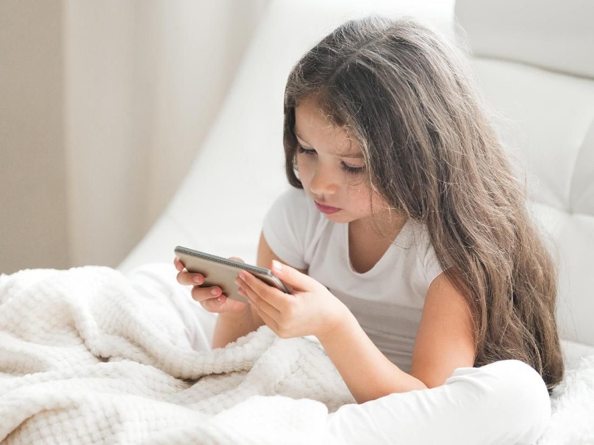 Bahaya Penggunaan Gadget Berlebihan pada Anak dan Cara Menghadapinya