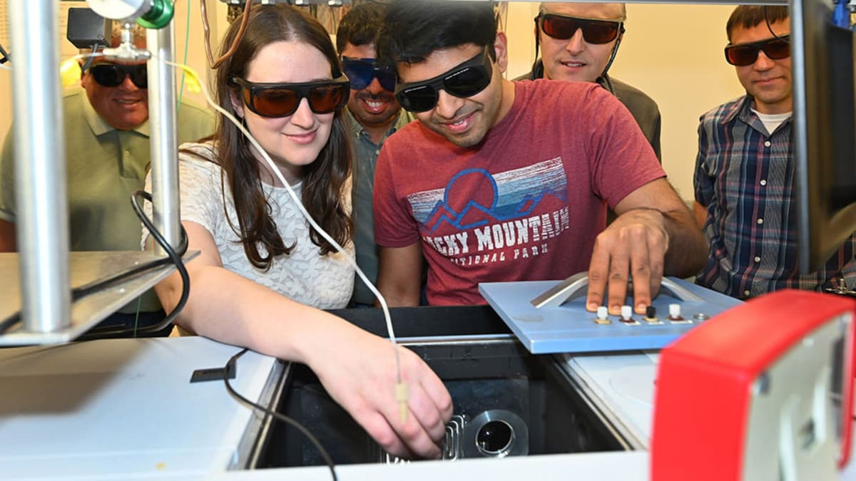 Metode Cahaya untuk Mengubah CO2 Menjadi Bahan Berguna dengan Katalis Baru