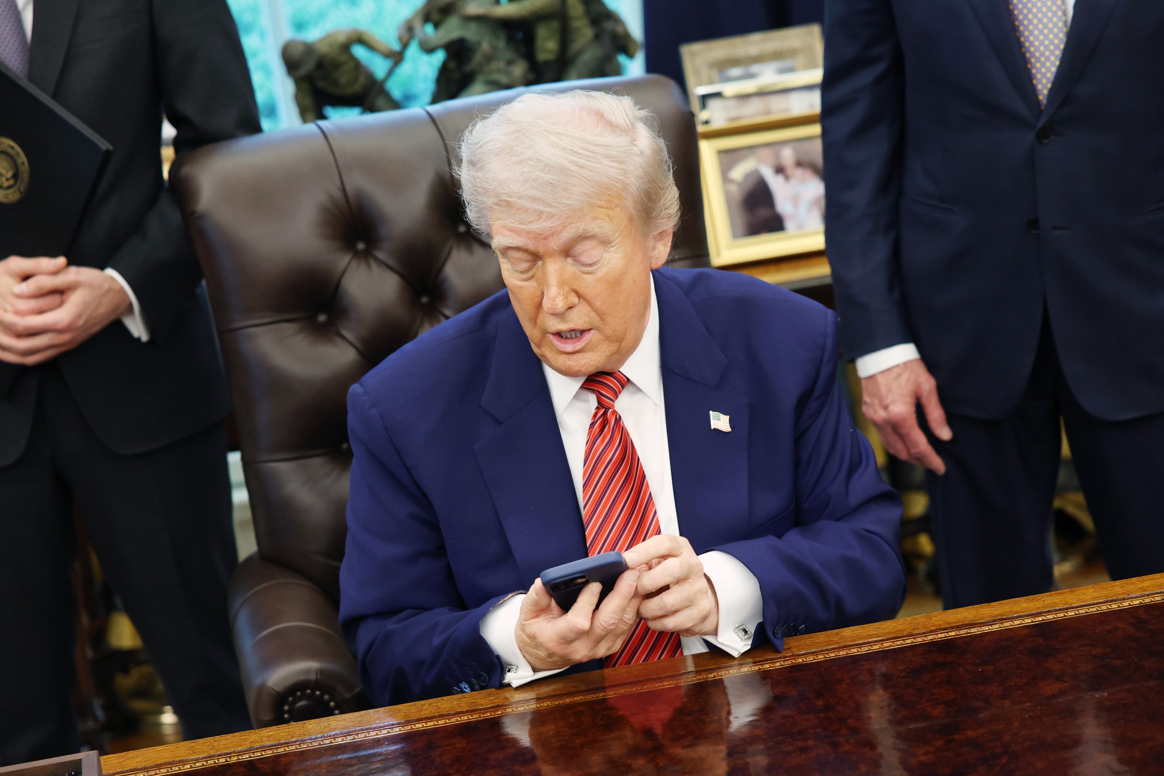 Kenapa Selebriti Kini Menjual Layanan Telepon Seluler, Bukan Tequila Lagi?