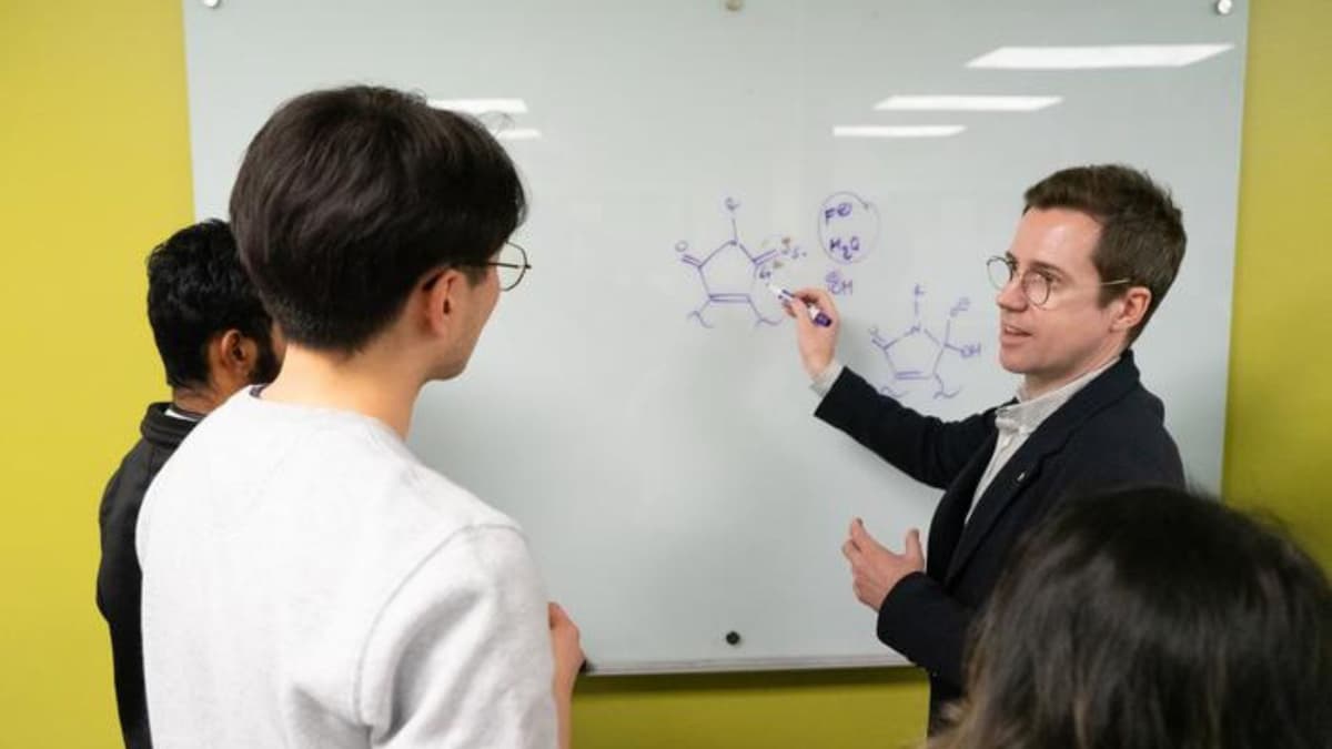 Inovasi Cahaya Tampak Buka Jalan Produksi Kimia Industri Lebih Ramah Lingkungan